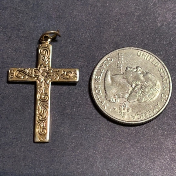 Beautiful vintage Cross Etched/Engraved Pendant 🌺 - Picture 10 of 13